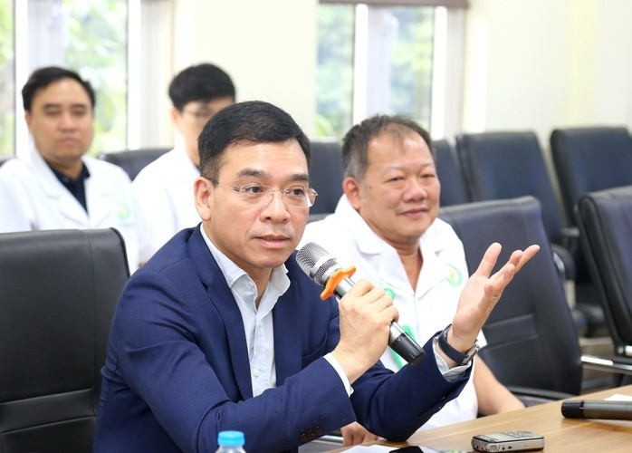 Ông Hà Anh Đức phát biểu tại buổi công bố ca ghép tạng domino