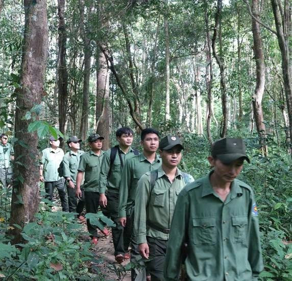 Tuần tra bảo vệ rừng Chư Mom Ray. ẢNH: P.A