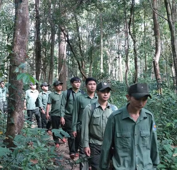 Tuần tra bảo vệ rừng Chư Mom Ray. ẢNH: P.A