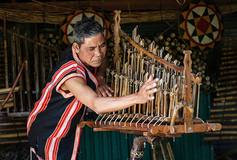 Tác phẩm Nghệ nhân ưu tú Rơ Châm Tih chơi đàn klek klok (tác giả Huỳnh Bá Tính). Ảnh: NVCC
