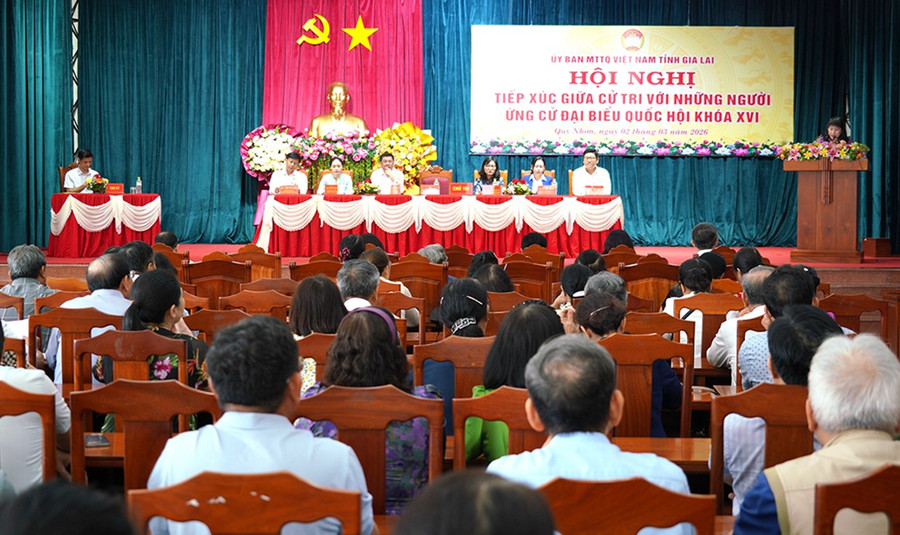 Ứng cử viên đại biểu Quốc hội khóa XVI đơn vị bầu cử số 1 tiếp xúc cử tri vận động bầu cử tại phường Quy Nhơn. Ảnh: N.Hân