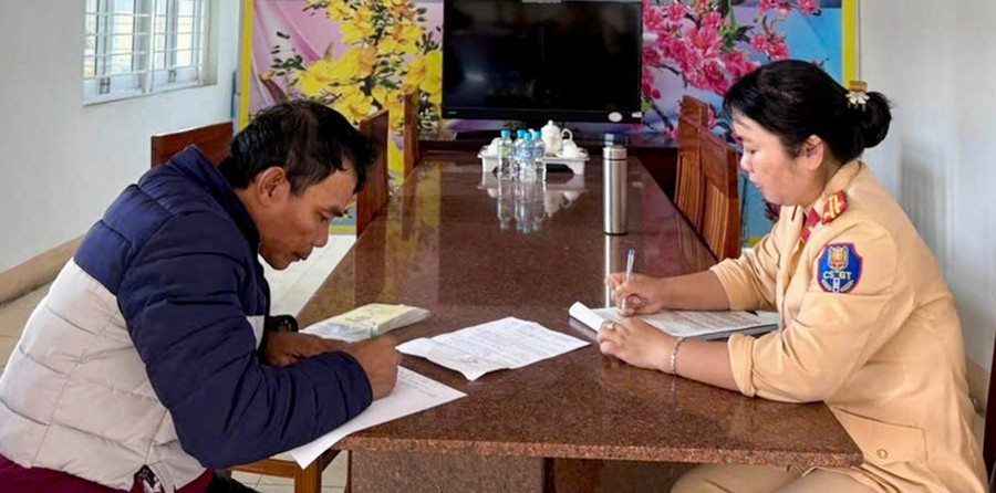 Trạm CSGT Tuy Phước lập biên bản xử lý vi phạm hành chính đối với tài xế N.Đ.Đ. (SN 1977, xã Phù Cát) đã có hành vi điều khiển ô tô vượt rào chắn đường ngang khi thanh chắn đang dịch chuyển. Ảnh: K.A