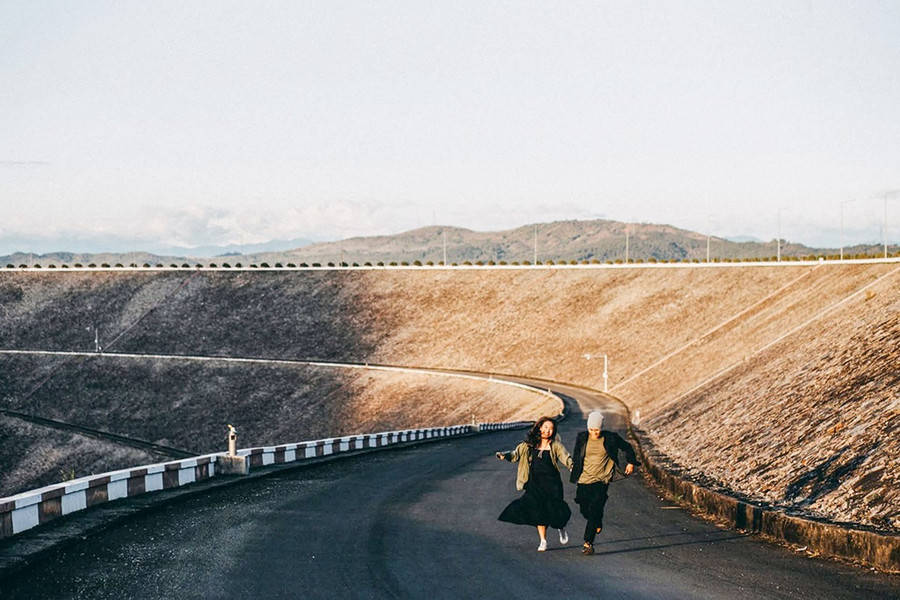 Đập thủy điện Ia Ly trở thành điểm checkin hấp dẫn nhiều người. Ảnh: Phạm Ân