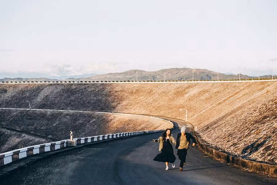 Đập thủy điện Ia Ly trở thành điểm checkin hấp dẫn nhiều người. Ảnh: Phạm Ân