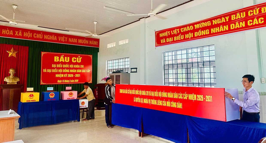 Khu vực bỏ phiếu bầu cử làng Hiệp Tiến (xã Canh Vinh) đã sẵn sàng. Ảnh: H.Thương