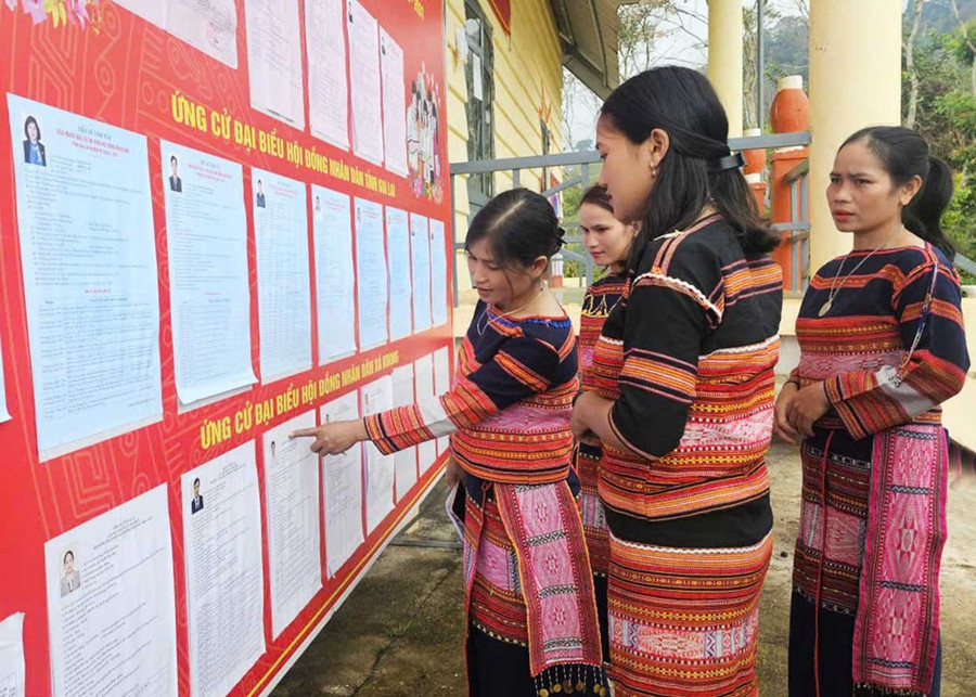 Cử tri xã Krong tìm hiểu về tiểu sử tóm tắt của các ứng cử viên. Ảnh: Đ.Hải