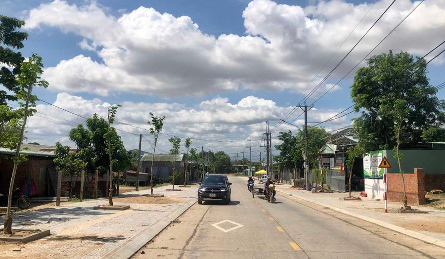 Một tuyến đường ở buôn Bluk (xã Phú Túc) được bê tông hóa, khang trang. Ảnh: Lê Nam