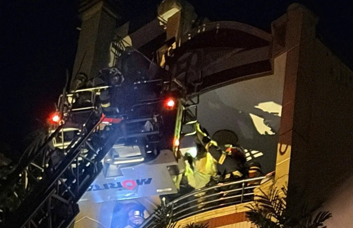 Cảnh sát dùng xe thang cứu người mắc kẹt.