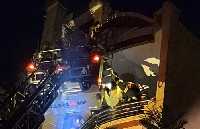 Cảnh sát dùng xe thang cứu người mắc kẹt.