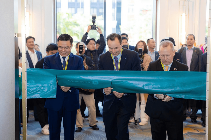 Quyền Bộ trưởng Bộ Công Thương Lê Mạnh Hùng cùng Đại biện lâm thời Phái đoàn ngoại giao Mỹ và Lãnh đạo Tập đoàn GE Vernova cắt băng khai trương Triển lãm công nghệ GE trong khuôn khổ diễn đàn.