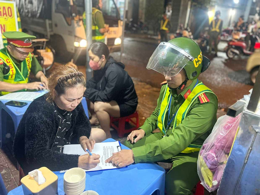 Hộ dân buôn bán, kinh doanh ở phường Quy Nhơn Nam ký cam kết không lấn chiếm vỉa hè, lòng đường. Ảnh: K.A.