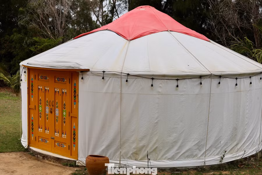Giữa không gian ấy, những căn lều tròn kiểu Yurt - biểu tượng của đời sống du mục Mông Cổ được dựng thành từng cụm, tạo nên khung cảnh lạ mắt giữa miền cát gió.