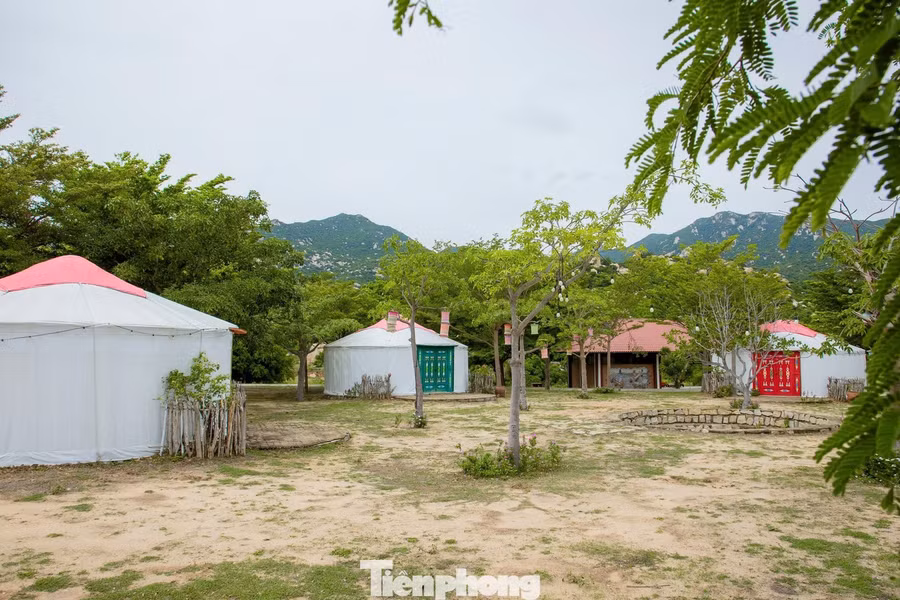 Địa điểm tọa lạc giữa vùng bán hoang mạc, nơi cát trắng trải dài, núi đá nhấp nhô và biển xanh hòa vào chân trời.