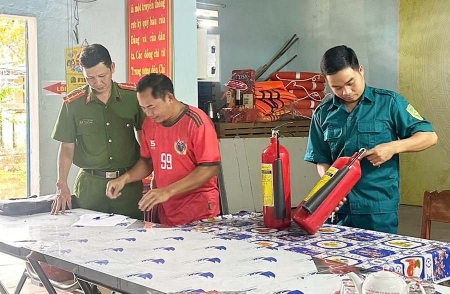 CA phường Hoài Nhơn Nam kiểm tra các phương tiện chữa cháy xách tay tại các điểm bầu cử trên địa bàn phường. Ảnh: ĐVCC