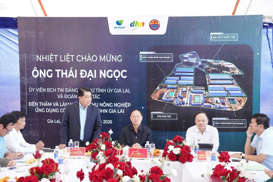 Ông Vũ Mạnh Hùng giới thiệu về dự án DHN Gia Lai cho đoàn công tác của tỉnh.