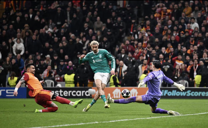 Hugo Ekitike không thắng nổi thủ thành Cakir trong thế đối mặt