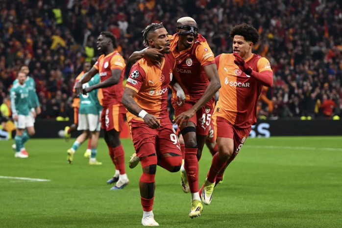 Mario Lemina (9) phấn khích sau bàn mở tỉ số