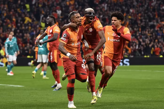 Mario Lemina (9) phấn khích sau bàn mở tỉ số