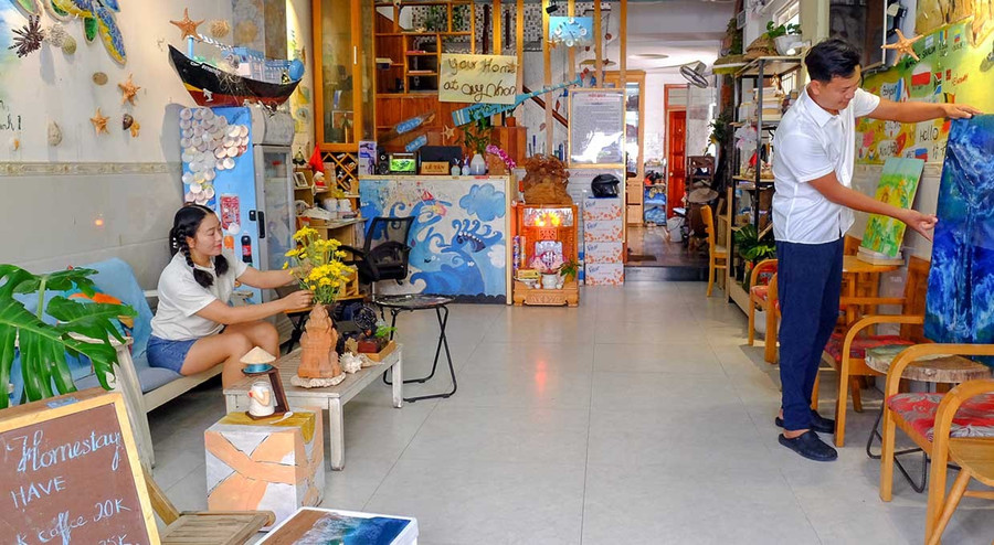 Homestay Sông Suối (phường Quy Nhơn) trang trí không gian, thiết kế tour gắn với trải nghiệm văn hóa bản địa phục vụ du khách nước ngoài khi đến Quy Nhơn. Ảnh: Đoan Ngọc