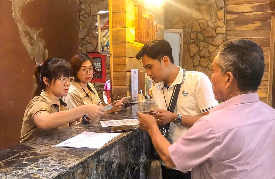 Nhân viên lễ tân khách sạn Rustic (phường Quy Nhơn) đón khách lưu trú. Ảnh: Đoan Ngọc