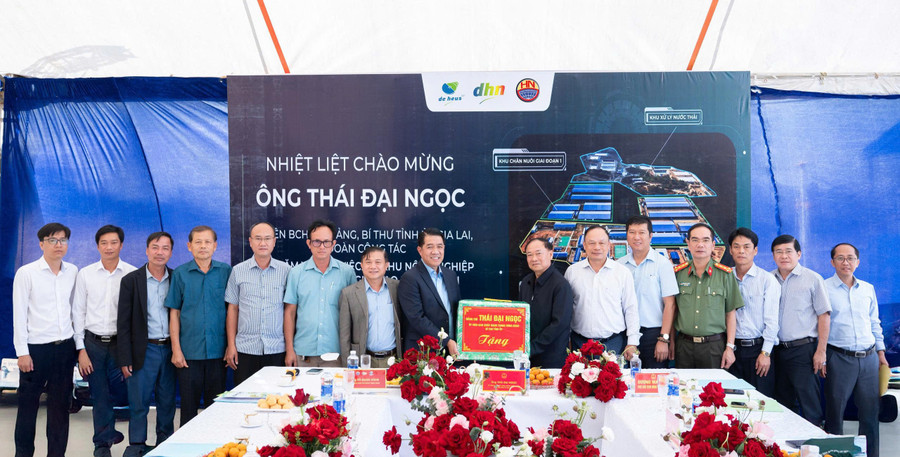 Bí thư Thái Đại Ngọc tặng quà lưu niệm cho chủ đầu tư dự án DHN Gia Lai.