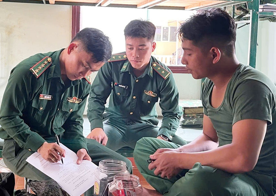 Sau khi đón, Tiểu đoàn Huấn luyện - Cơ động (BĐBP tỉnh) hướng dẫn tân binh công tác nội vụ ở đơn vị. Ảnh: T.D