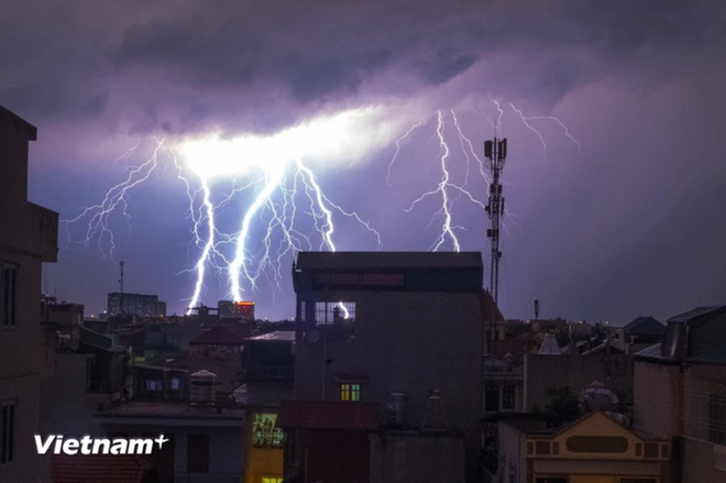 Trên phạm vi cả nước có khả năng xảy ra các hiện tượng thời tiết nguy hiểm dông, lốc, sét, mưa đá và gió giật mạnh. (Nguồn: Vietnam+)