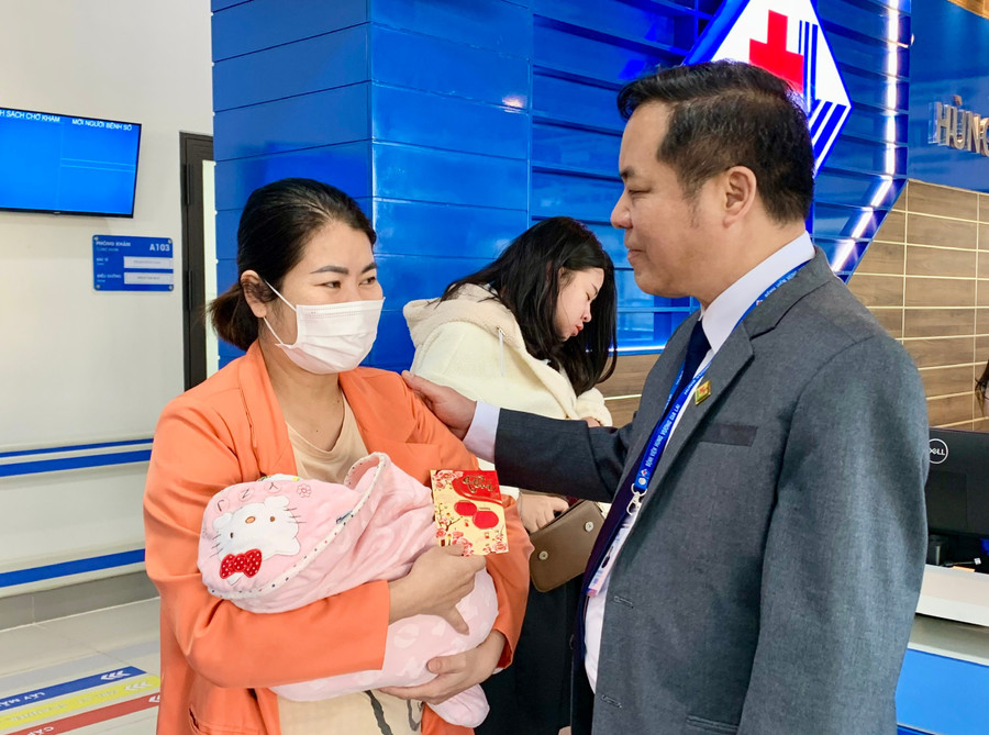 Ông Phạm Văn Học thăm hỏi và lì xì cho bệnh nhân dịp Tết. Ảnh: Như Nguyện