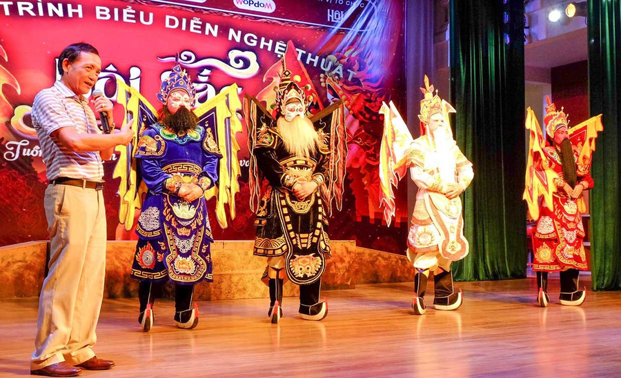 Nghệ sĩ Nhân dân Minh Ngọc (bìa trái) giới thiệu về phục trang, hóa trang và vũ đạo trong tiết mục múa Trình tường cho sinh viên Trường Cao đẳng FPT Polytechnic TP Hồ Chí Minh. Ảnh: Ngọc Nhuận