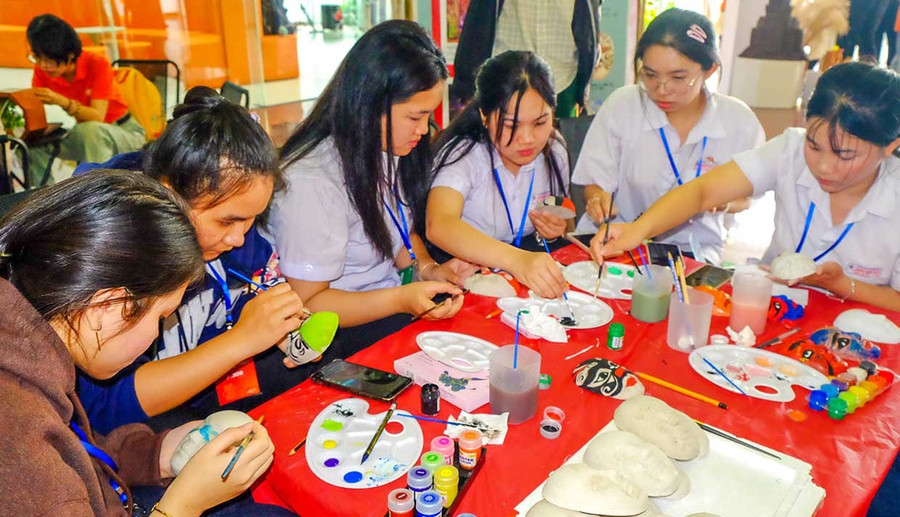 Trải nghiệm vẽ mặt nạ hát bội tại chương trình “Xứ bội” tổ chức tại Trường Đại học FPT Quy Nhơn. Ảnh: Ngọc Nhuận