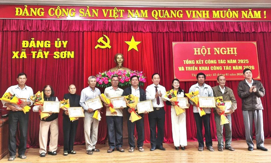 Đảng ủy xã Tây Sơn khen thưởng các tập thể, cá nhân có thành tích xuất sắc trong thực hiện nhiệm vụ năm 2025 và giai đoạn 2021 - 2025. Ảnh: ĐVCC