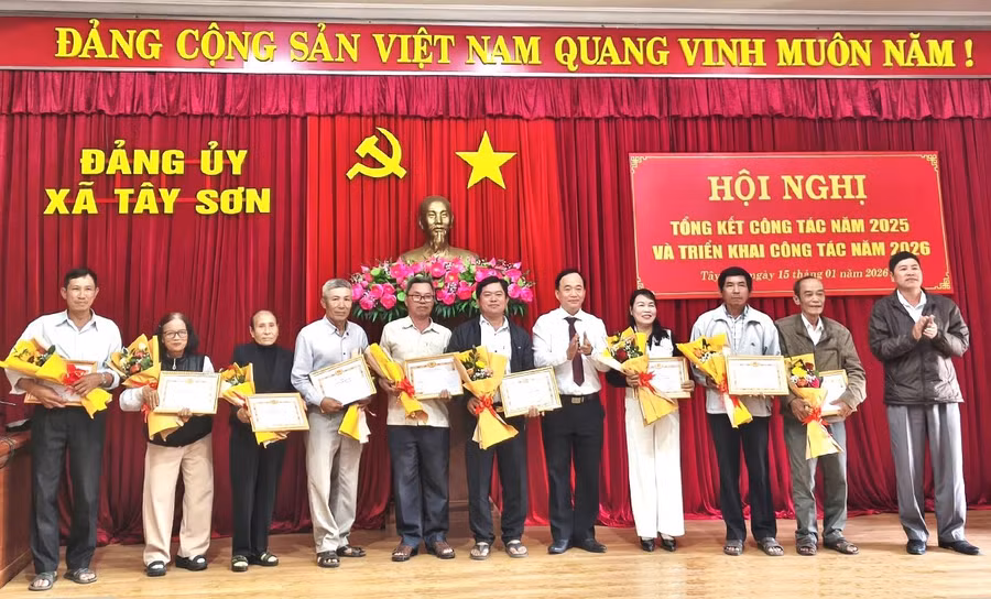 Đảng ủy xã Tây Sơn khen thưởng các tập thể, cá nhân có thành tích xuất sắc trong thực hiện nhiệm vụ năm 2025 và giai đoạn 2021 - 2025. Ảnh: ĐVCC