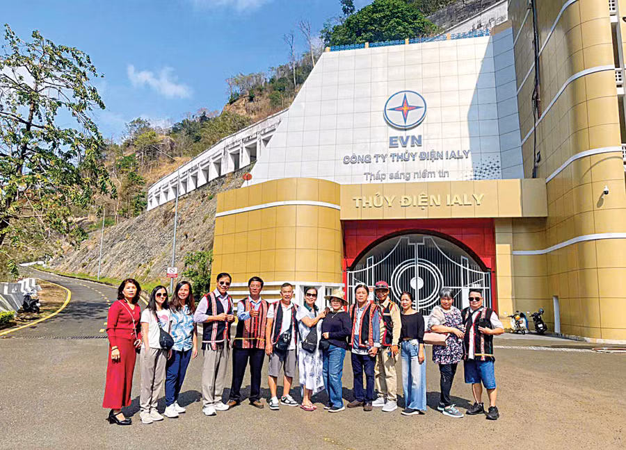 Du khách tham quan Nhà máy thủy điện Ia Ly.