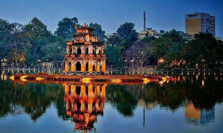 Hà Nội (Việt Nam) về đêm lung linh sắc màu và đầy chất thơ qua từng góc phố. Ảnh: Internet