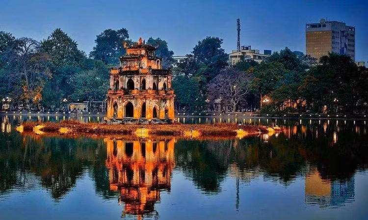 Hà Nội (Việt Nam) về đêm lung linh sắc màu và đầy chất thơ qua từng góc phố. Ảnh: Internet