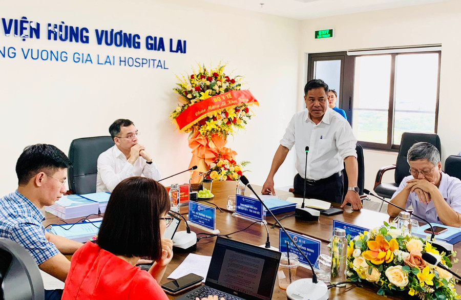 Trước khi dấn thân vào lĩnh vực y tế, ông Phạm Văn Học là Phó Viện trưởng Viện kiểm sát huyện Đoan Hùng, tỉnh Phú Thọ. Ảnh: Như Nguyện