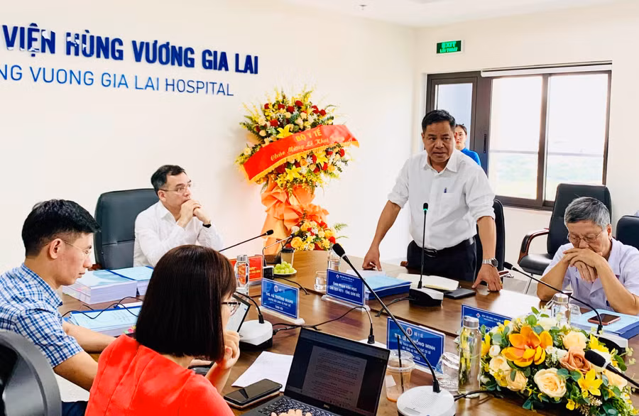 Trước khi dấn thân vào lĩnh vực y tế, ông Phạm Văn Học là Phó Viện trưởng Viện kiểm sát huyện Đoan Hùng, tỉnh Phú Thọ. Ảnh: Như Nguyện