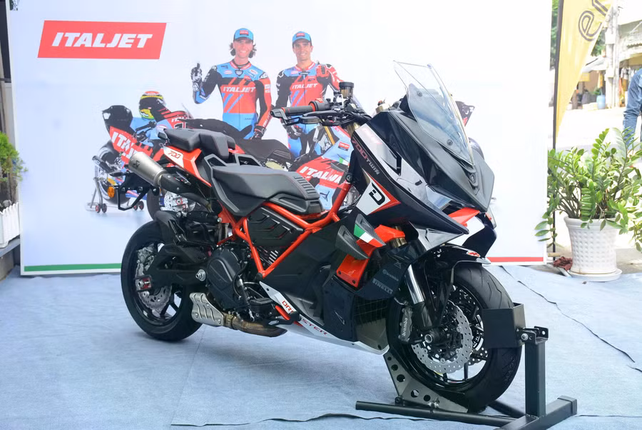 Tại Việt Nam, Italjet Dragster 700 Twin được nhà phân phối đưa về nước với số lượng khá ít với mức giá công bố 428 triệu đồng.