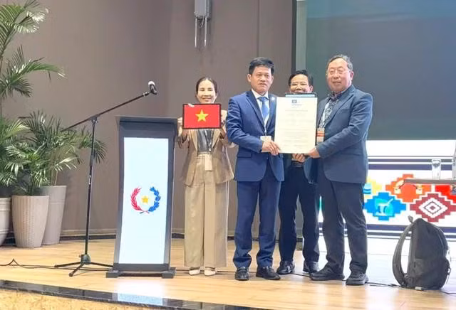 Ông Lê Văn Bảo, Phó chủ tịch UBND tỉnh Quảng Trị nhận danh hiệu Khu Dự trữ sinh quyển thế giới do UNESCO công nhận đối với Phong Nha - Kẻ Bàng. ẢNH: T.L