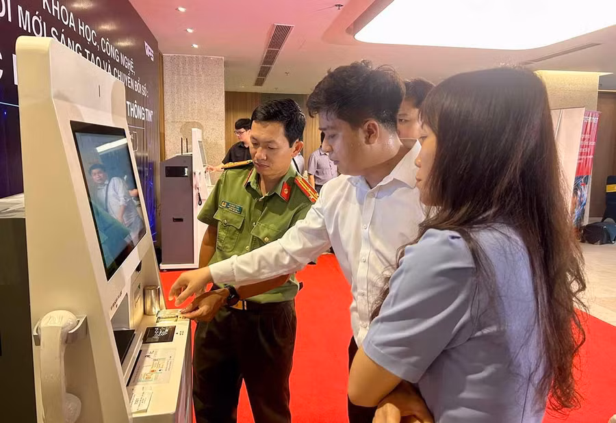 Cán bộ Công an tỉnh trao đổi về cách bảo vệ dữ liệu và các giải pháp phòng ngừa rủi ro trên môi trường số cho các địa phương trong quá trình vận hành hệ thống thông tin phục vụ người dân, doanh nghiệp.