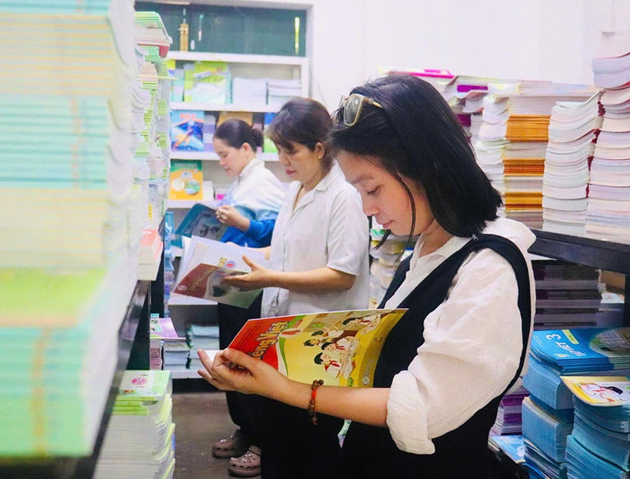 Nhiều phụ huynh tranh thủ sắm SGK sớm để con có thời gian học hè, tránh tình trạng chen lấn sát ngày. Ảnh: Hồ Điểm lay42.jpg