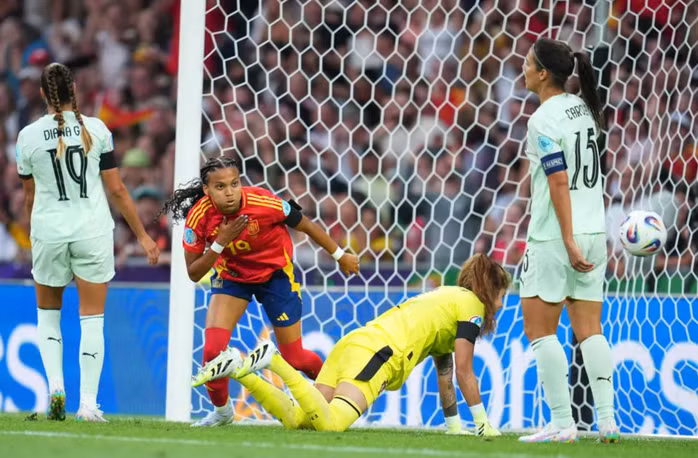 Vicky Lopez nhân đôi cách biệt cho Tây Ban Nha