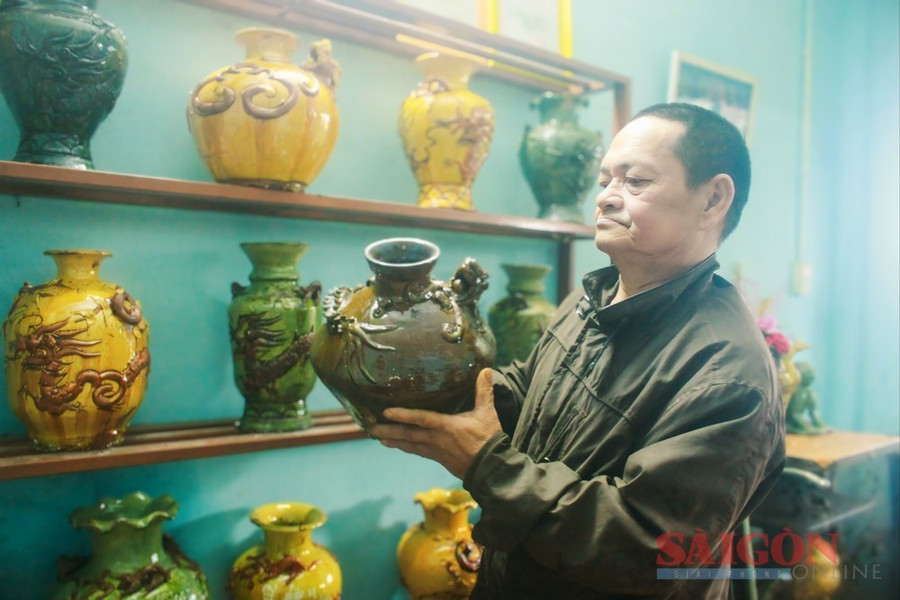 Hoa văn đắp nổi là kỹ thuật độc đáo của gốm Mỹ Thiện. Ảnh: NGUYỄN TRANG Hoa văn đắp nổi là kỹ thuật độc đáo của gốm Mỹ Thiện. Ảnh: NGUYỄN TRANG