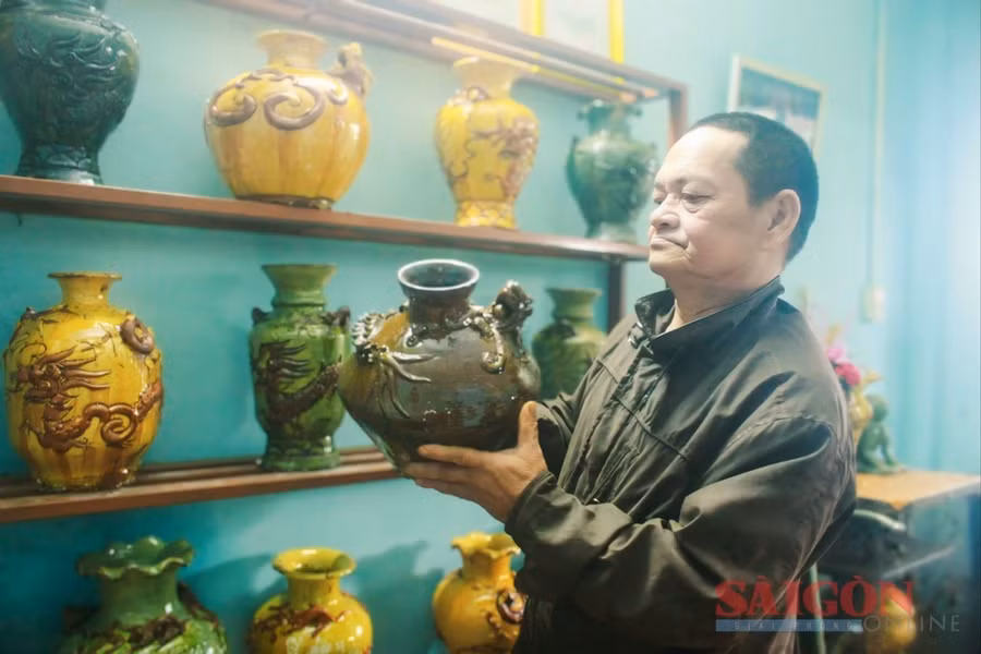 Hoa văn đắp nổi là kỹ thuật độc đáo của gốm Mỹ Thiện. Ảnh: NGUYỄN TRANG