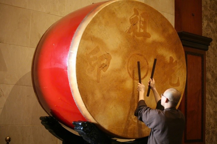 Đúng 6 giờ, tiếng trống Bát Nhã vang lên Đúng 6 giờ, tiếng trống Bát Nhã vang lên