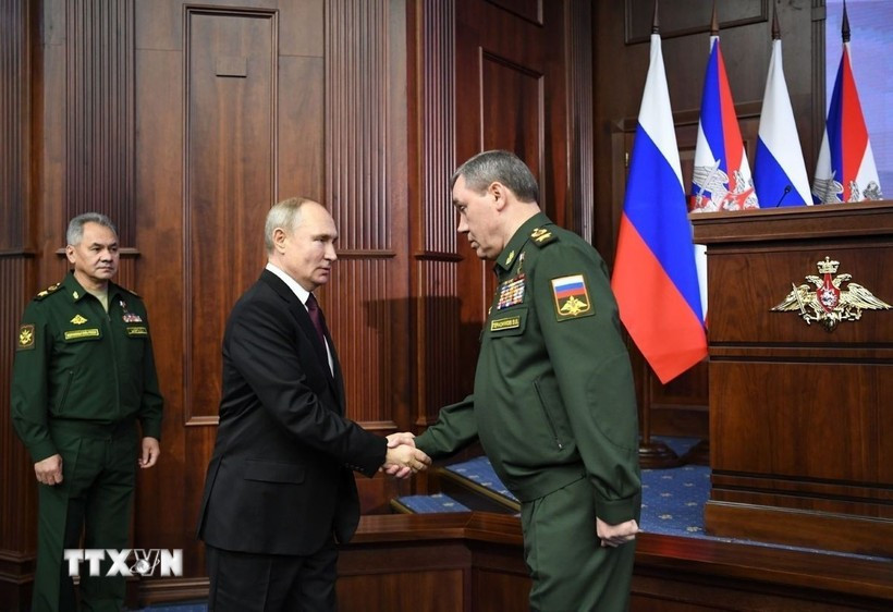Tổng thống Nga Vladimir Putin (giữa) trong cuộc gặp Tổng tham mưu trưởng quân đội Valery Gerasimov (phải) tại Moskva. Ảnh: kyivpost.com/TTXVN nga-tuyen-bo.jpg