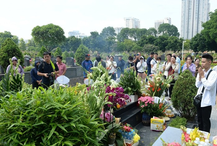 Từ sáng sớm, người dân từ khắp nơi đã tìm về nghĩa trang Mai Dịch, nơi cố Tổng Bí thư Nguyễn Phú Trọng an nghỉ, để bày tỏ lòng thành kính và tiếc thương vô hạn đối với vị lãnh đạo suốt đời tận tụy vì Đảng, vì nước, vì dân.