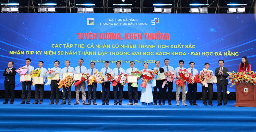 Trường ĐH Bách khoa - ĐH Đà Nẵng tuyên dương, khen thưởng cá nhân, tập thể tiêu biểu nhân kỷ niệm 50 năm thành lập trường. ẢNH: H.Đ Trường ĐH Bách khoa - ĐH Đà Nẵng tuyên dương, khen thưởng cá nhân, tập thể tiêu biểu nhân kỷ niệm 50 năm thành lập trường. ẢNH: H.Đ