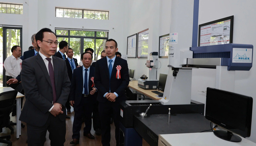Ông Hoàng Minh Sơn, Thứ trưởng Bộ GD-ĐT (trái), tham quan phòng thí nghiệm. ẢNH: H.Đ Ông Hoàng Minh Sơn, Thứ trưởng Bộ GD-ĐT (trái), tham quan phòng thí nghiệm. ẢNH: H.Đ