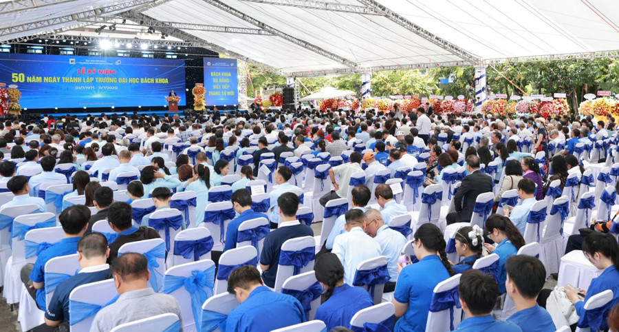 Gần 1.000 đại biểu tham dự lễ kỷ niệm 50 năm thành lập Trường ĐH Bách khoa - ĐH Đà Nẵng (1975 - 2025). ẢNH: H.Đ Gần 1.000 đại biểu tham dự lễ kỷ niệm 50 năm thành lập Trường ĐH Bách khoa - ĐH Đà Nẵng (1975 - 2025). ẢNH: H.Đ